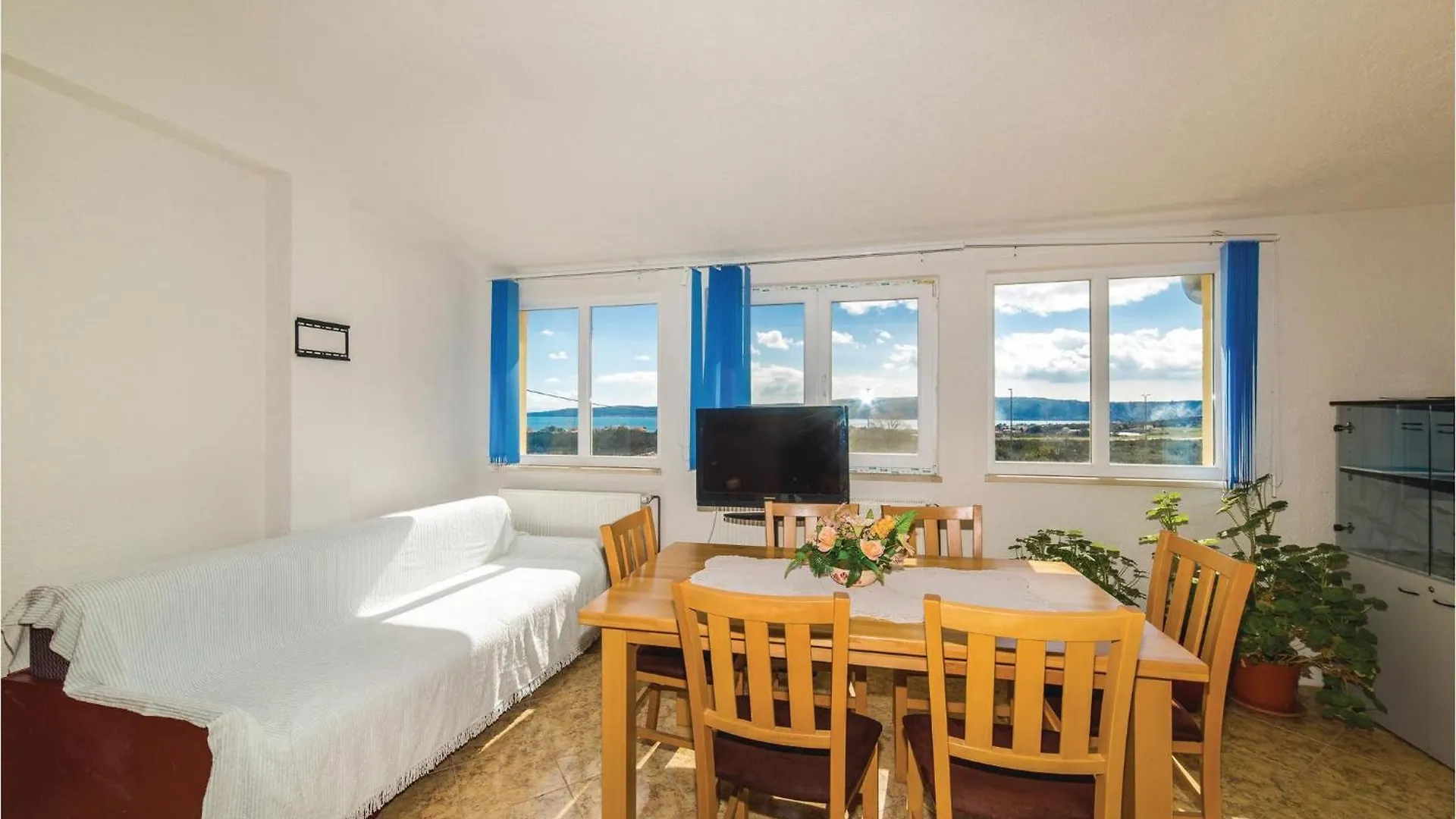 3 Bedroom Cozy Apartment In Kastel Novi