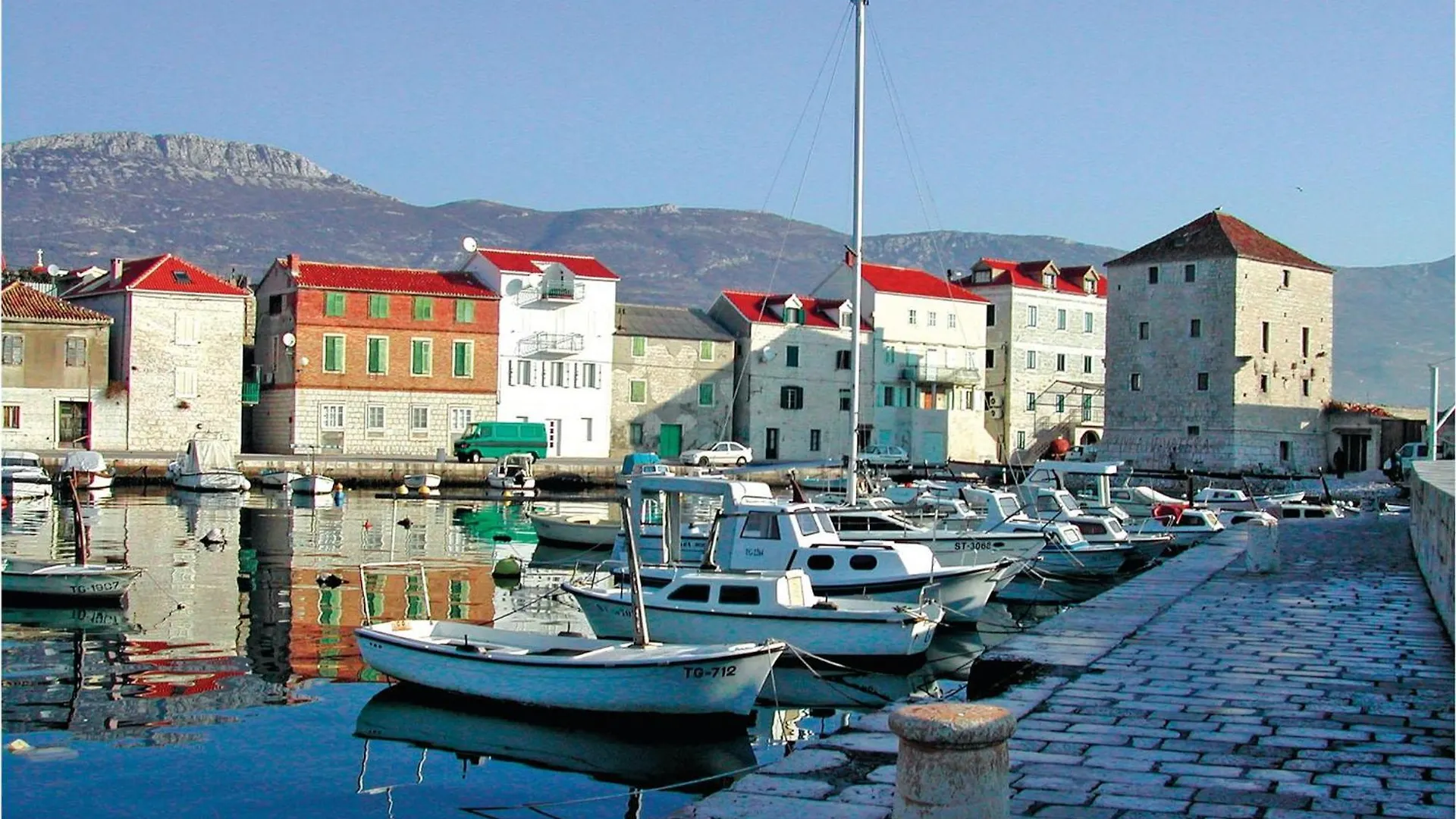 3 Bedroom Cozy Apartment In Kastel Novi 0*,