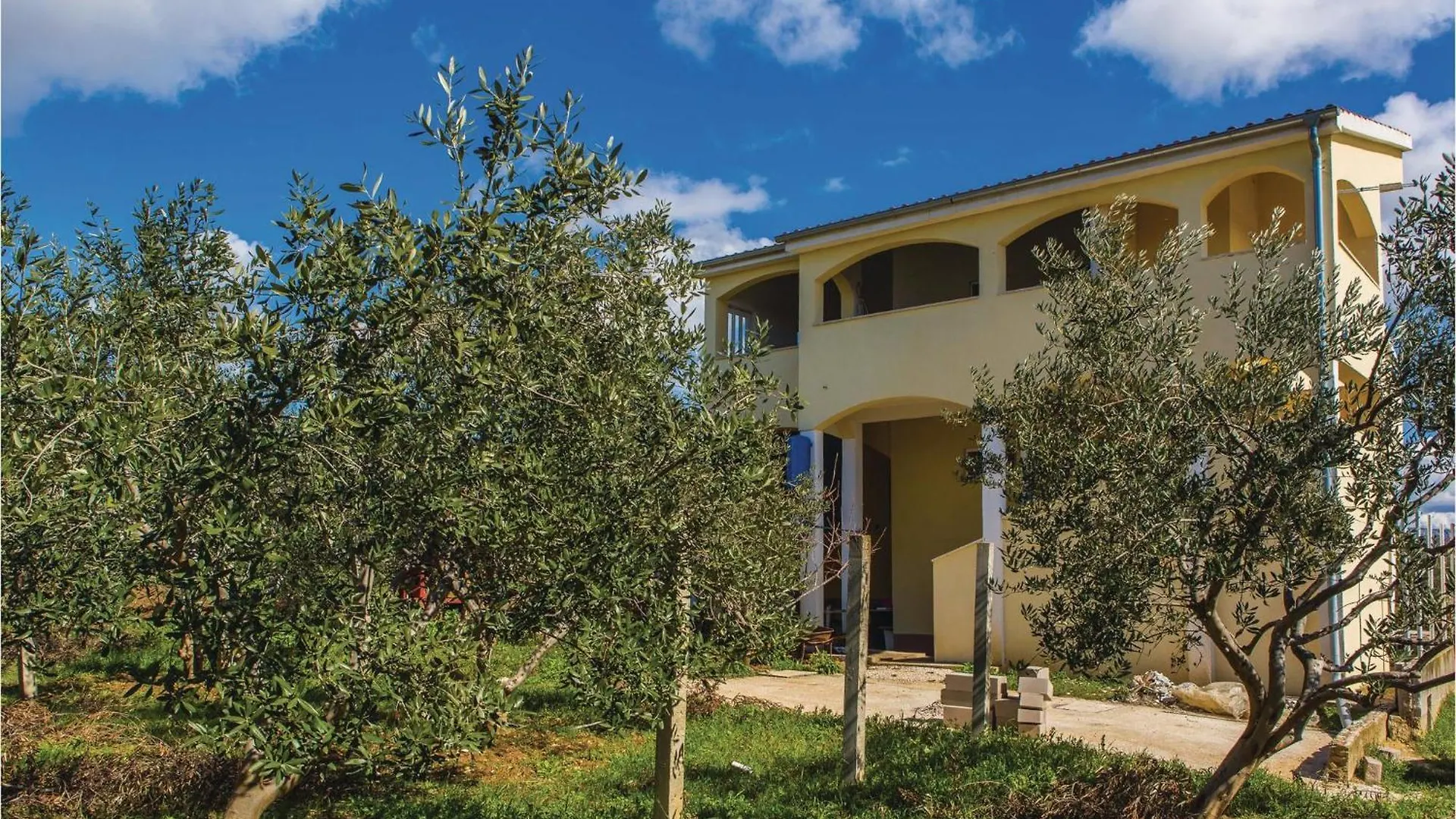 3 Bedroom Cozy Apartment In Kastel Novi
